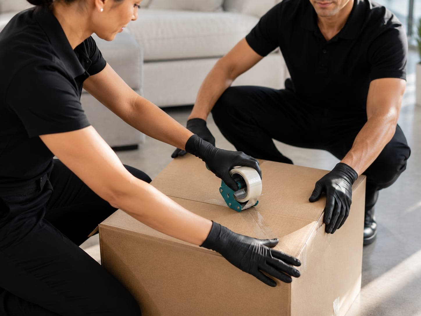 Sorgfältiges Verpacken von Umzugskartons bei der Haushaltsauflösung