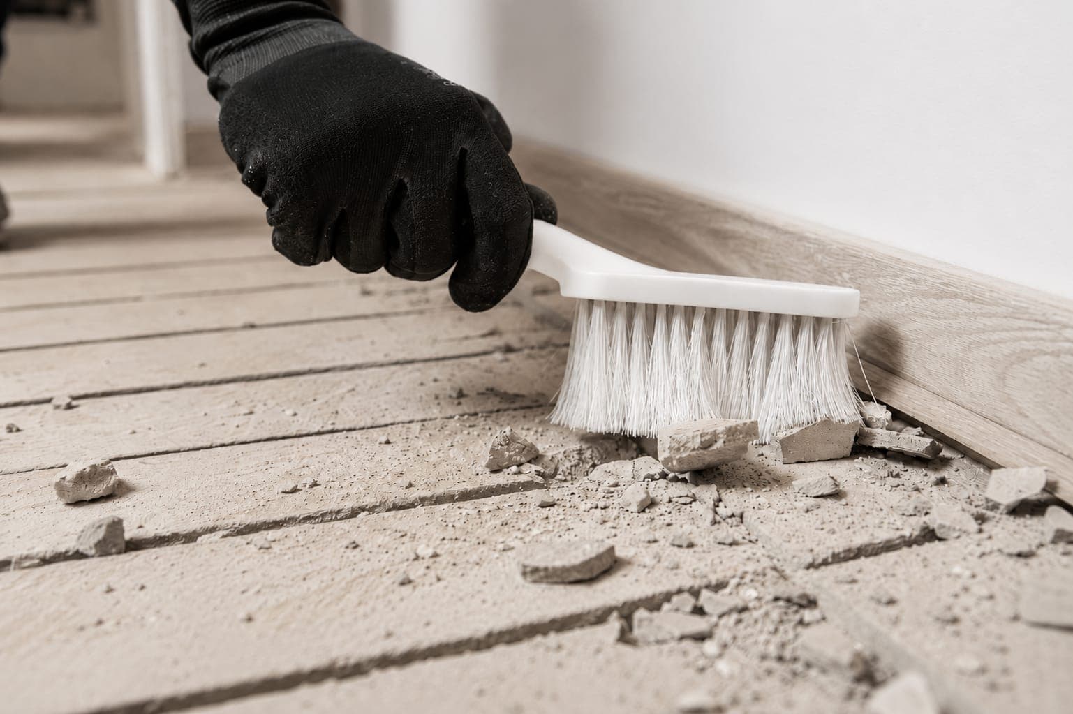 Baureinigung: Entfernen von Bauschutt und Mörtelresten nach dem Innenausbau